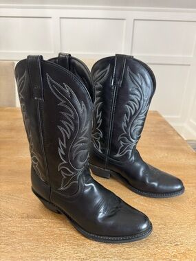Laredo women’s Black Western Cowboy Boots with Embroidered Shaft